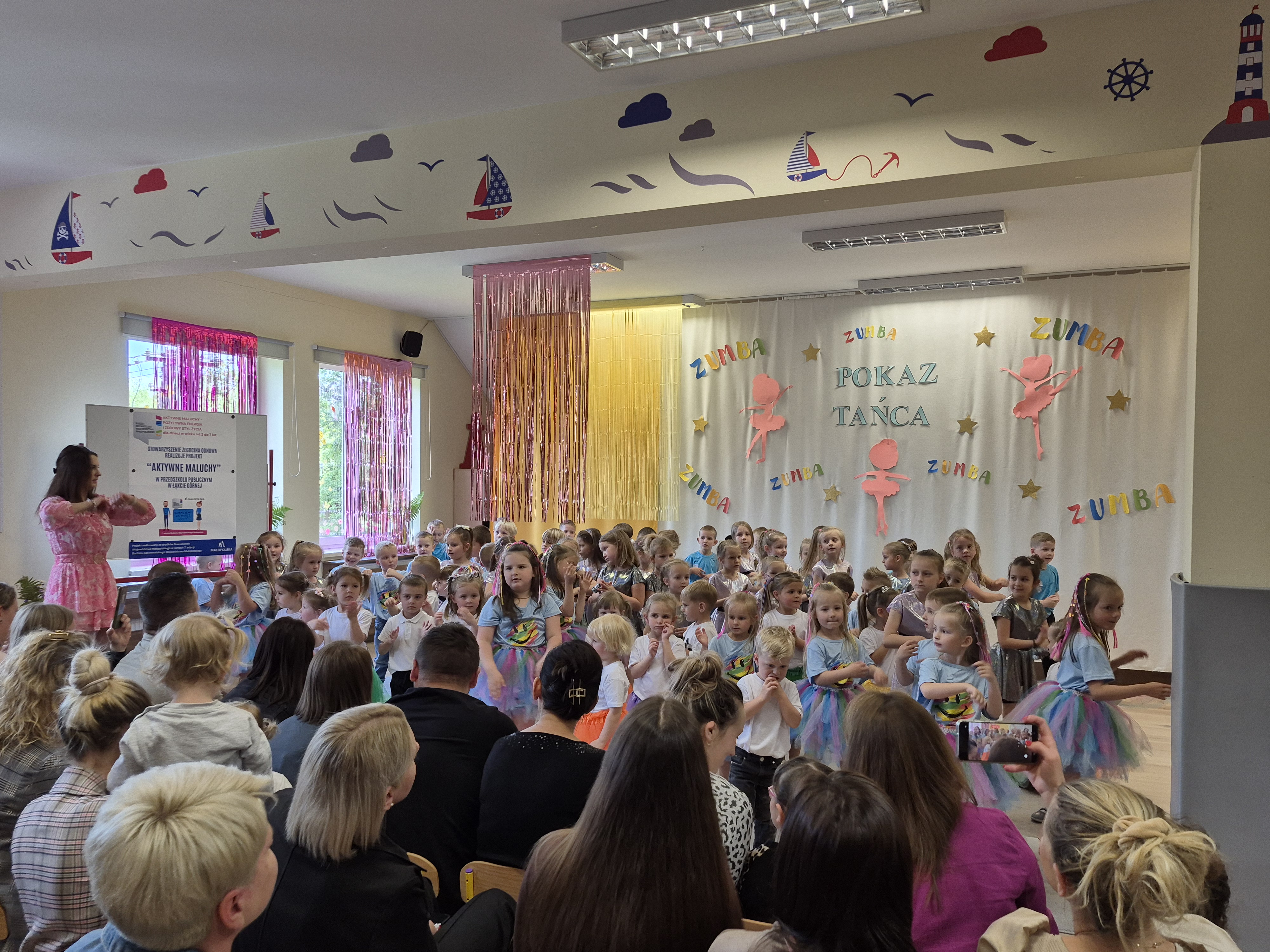 POKAZ TAŃCA W RAMACH PROJEKTU ''AKTYWNE MALUCHY - POZYTYWNA ENERGIA I ZDROWY STYL ŻYCIA''
