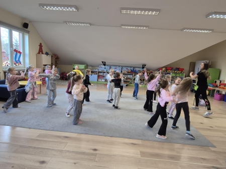 Zajęcia taneczne - zumba w ramach projektu Aktywne Maluchy 