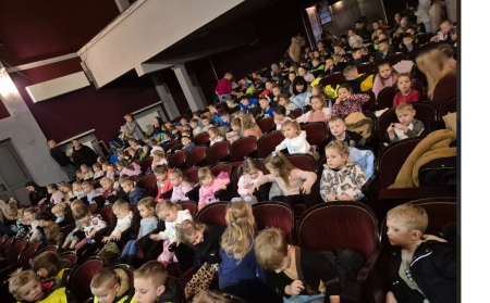 Jeżyki i Puchatki na spektaklu ''Co by było, gdyby...?''