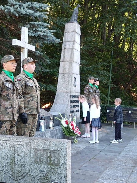 Przedszkolaki na gminnych obchodach 87. rocznicy wybuchu II wojny światowej