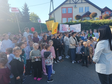 Marsz uczniów ze Szkoły Podstawowej w Łąkcie Górnej przeciw przemocy rówieśniczej